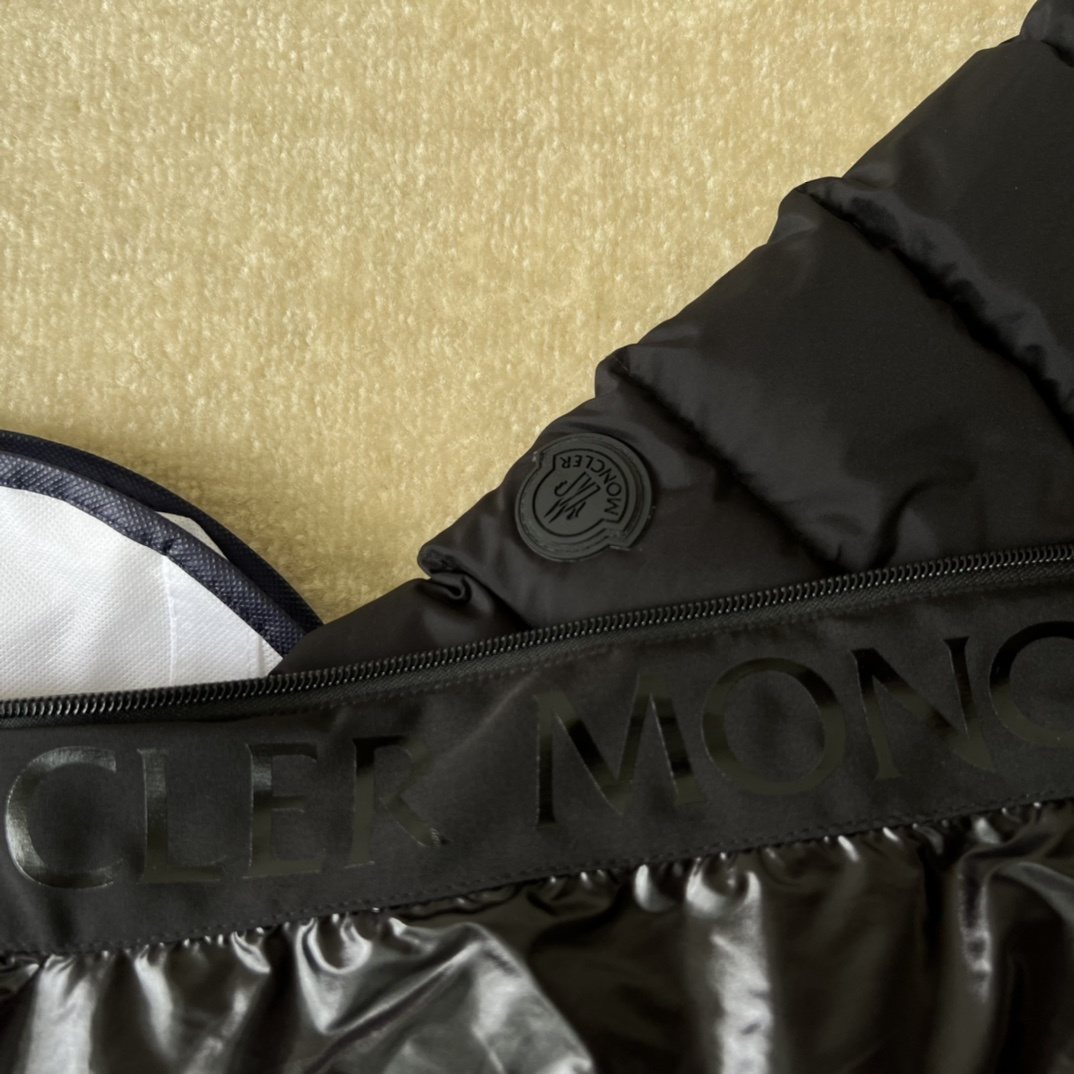 Moncler Hooded Letter Graphic Puffer Coat — detail